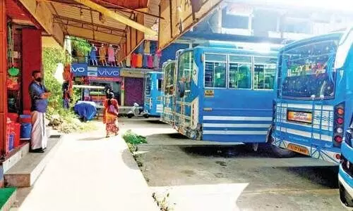 ബസ്​സ്​റ്റാൻഡിനുള്ളിലെ അനധികൃത ബസ്​ പാർക്കിങ് വ്യാപാരികൾക്ക് വിനയാകുന്നു