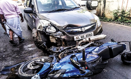 കാറും ബൈക്കും കൂട്ടിയിടിച്ച് യുവാവിന് പരിക്ക്