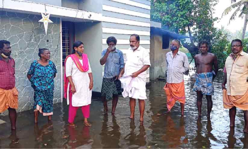 വേ​ലി​യേ​റ്റം: വ​ള​ന്ത​ക്കാ​ട്​ വീ​ടു​ക​ള്‍ വെ​ള്ള​ക്കെ​ട്ടി​ൽ
