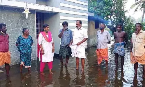 വേ​ലി​യേ​റ്റം: വ​ള​ന്ത​ക്കാ​ട്​ വീ​ടു​ക​ള്‍ വെ​ള്ള​ക്കെ​ട്ടി​ൽ