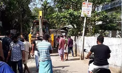 റോ​ഡ് കു​ത്തി​പ്പൊ​ളി​ക്കാ​നു​ള്ള നീ​ക്കം നാ​ട്ടു​കാ​ര്‍ ത​ട​ഞ്ഞു