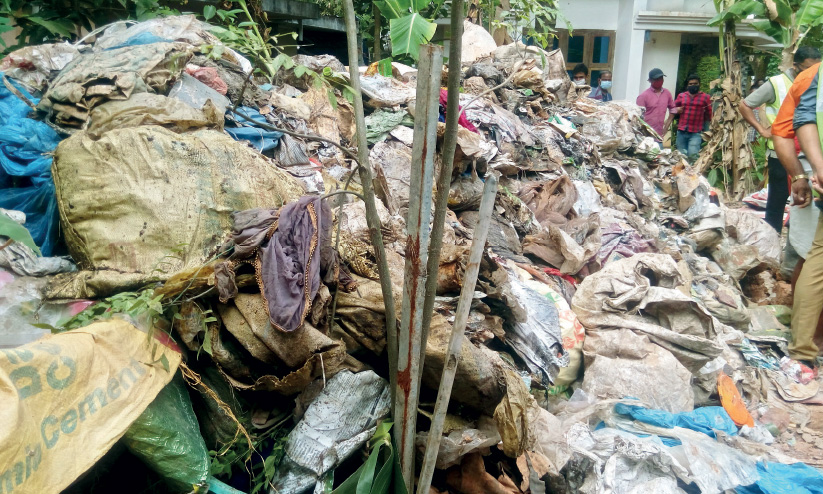 മൃതദേഹം കണ്ടെത്താൻ കിണറ്റിൽ നിന്ന് കയറ്റിയത് മാലിന്യക്കൂമ്പാരം മൃതദേഹം കണ്ടെത്താൻ കിണറ്റിൽ നിന്ന് കയറ്റിയത് മാലിന്യക്കൂമ്പാരം