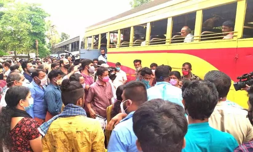 പാ​ണ​ത്തൂർ ബ​സ​പ​ക​ടം: സഹായവുമായി ജനപ്രതിനിധികളും ഉദ്യോഗസ്ഥരും