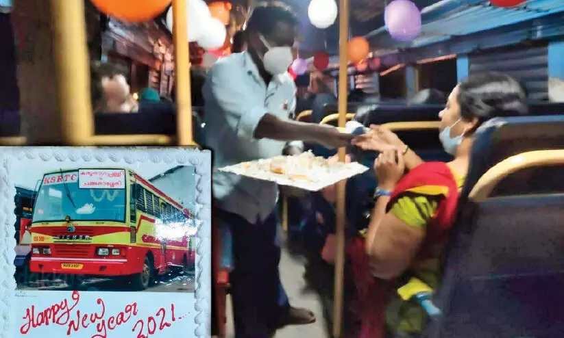 ആനവണ്ടിയിൽ കേക്ക് മുറിച്ച് പുതുവത്സരാഘോഷം