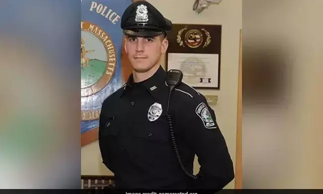 എത്തിയത് മോഷ്ടാക്കളെ പിടികൂടാൻ; മടങ്ങിയത് നിറയെ വിഭവങ്ങൾ വാങ്ങിനൽകി- ഓൺലൈനിൽ വൈറലായി പൊലീസ് ഓഫീസർ എത്തിയത് മോഷ്ടാക്കളെ പിടികൂടാൻ; മടങ്ങിയത് നിറയെ വിഭവങ്ങൾ വാങ്ങിനൽകി- ഓൺലൈനിൽ വൈറലായി പൊലീസ് ഓഫീസർ