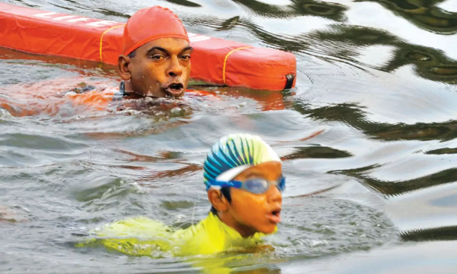 ജീവന്‍രക്ഷാ സന്ദേശവുമായി ആറുനീന്തിക്കടന്ന് ആറു വയസ്സുകാരന്‍