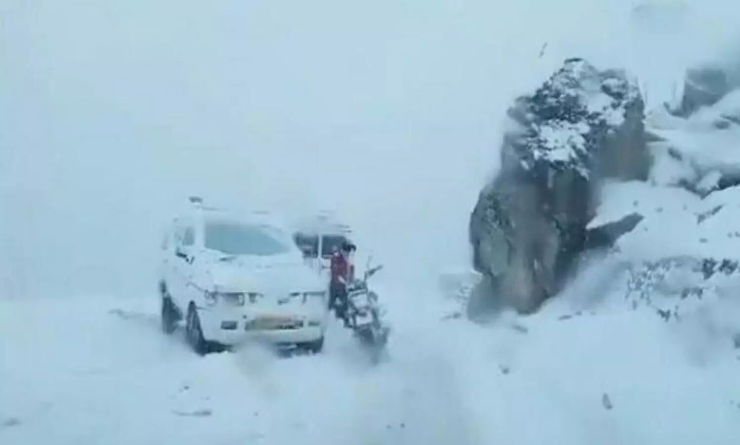 മഞ്ഞുവീഴ്ച: തുടർച്ചയായ മൂന്നാം ദിവസവും ജമ്മു-ശ്രീനഗർ ഹൈവേയിൽ ഗതാഗതം തടസപ്പെട്ടു