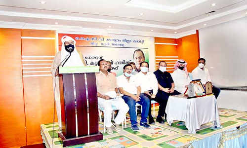 എ.​പി. കു​ഞ്ഞാ​ലി ഹാ​ജി​ക്ക് മ​ല​പ്പു​റം ഒ.​ഐ.​സി.​സി യാ​ത്ര​യ​യ​പ്പ് ന​ൽ​കി