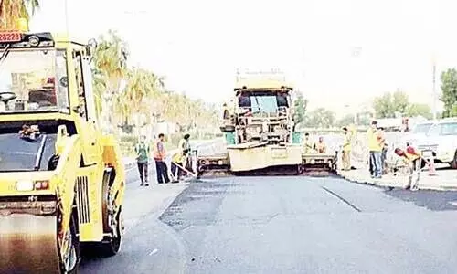 മ​ഴ​യി​ൽ ത​ക​ർ​ന്ന റോ​ഡു​ക​ൾ ന​ന്നാ​ക്കു​ന്നു