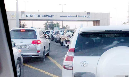 കു​വൈ​ത്തി​െൻറ ക​ര അ​തി​ർ​ത്തി​ക​ളി​ൽ വ​ൻ തി​ര​ക്ക്