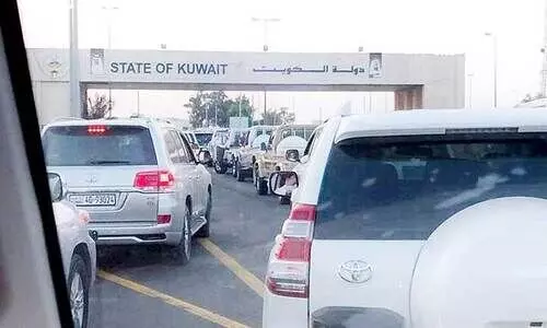 കു​വൈ​ത്തി​െൻറ ക​ര അ​തി​ർ​ത്തി​ക​ളി​ൽ വ​ൻ തി​ര​ക്ക്