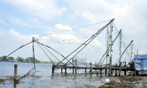 കടലിറങ്ങി കര രൂപപ്പെട്ടു; ചീനവലകൾ ഭീഷണിയിൽ