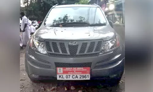 അനധികൃത ബോർഡ് സ്ഥാപിച്ച കാർ പിടികൂടി