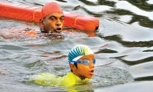 ജീവന്‍രക്ഷാ സന്ദേശവുമായി ആറുനീന്തിക്കടന്ന് ആറു വയസ്സുകാരന്‍