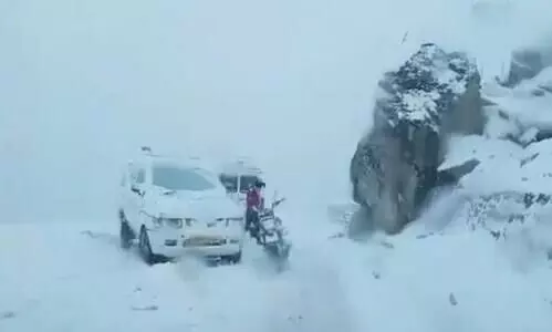 മഞ്ഞുവീഴ്ച: തുടർച്ചയായ മൂന്നാം ദിവസവും ജമ്മു-ശ്രീനഗർ ഹൈവേയിൽ ഗതാഗതം തടസപ്പെട്ടു