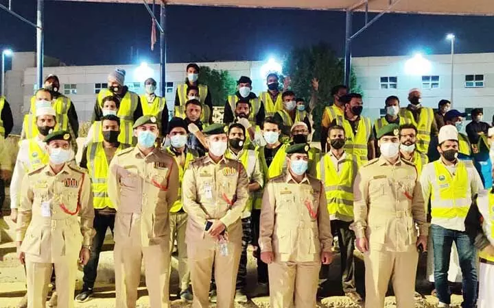 പുതുവത്സരാഘോഷം: ദുബൈ പൊലീസുമായി ചേർന്ന് മർകസ് െഎ.സി.എഫ് വളൻറിയർമാർ സേവനം നടത്തി പുതുവത്സരാഘോഷം: ദുബൈ പൊലീസുമായി ചേർന്ന് മർകസ് െഎ.സി.എഫ് വളൻറിയർമാർ സേവനം നടത്തി