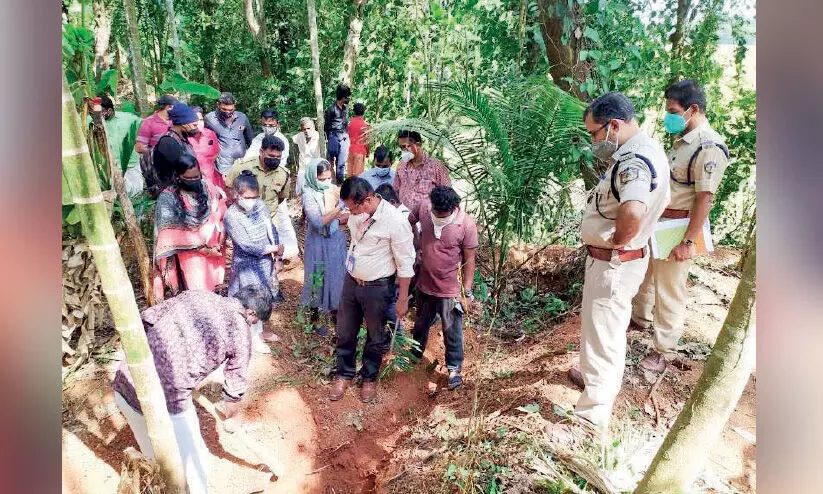 പറമ്പില് കുഴിയെടുക്കവെ സ്ഫോടനം; യുവാവിന് പരിക്ക് പറമ്പില് കുഴിയെടുക്കവെ സ്ഫോടനം; യുവാവിന് പരിക്ക്