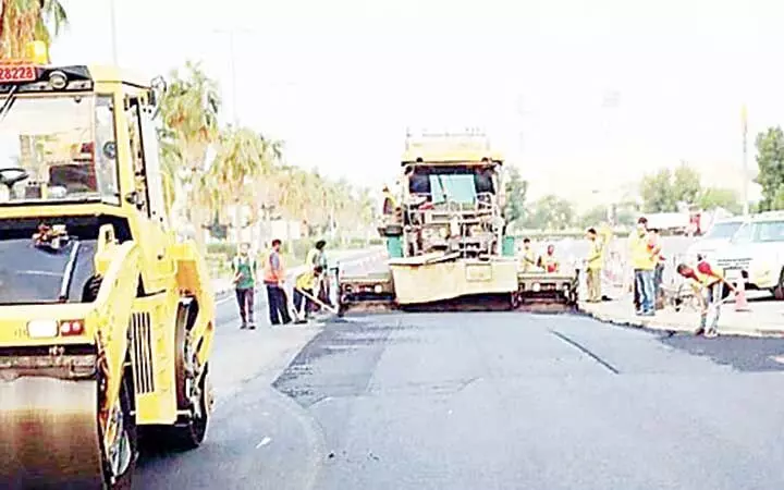 മഴയിൽ തകർന്ന റോഡുകൾ നന്നാക്കുന്നു മഴയിൽ തകർന്ന റോഡുകൾ നന്നാക്കുന്നു