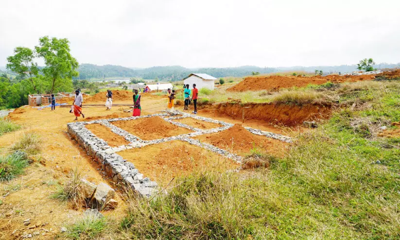 പരൂര്‍കുന്ന് ആദിവാസി ഭവനപദ്ധതി തുടങ്ങി