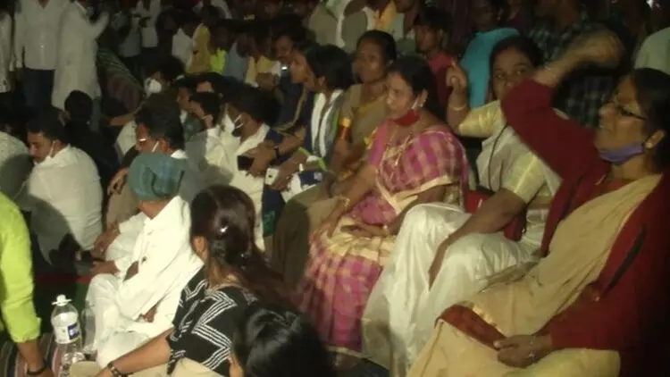 തെരഞ്ഞെടുപ്പ് സംഘർഷം; മാതാവിനൊപ്പം ജയിലിലായ മൂന്നു വയസ്സുകാരി മരിച്ചു, പ്രതിഷേധം തെരഞ്ഞെടുപ്പ് സംഘർഷം; മാതാവിനൊപ്പം ജയിലിലായ മൂന്നു വയസ്സുകാരി മരിച്ചു, പ്രതിഷേധം