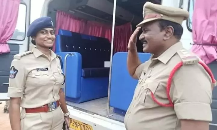 അച്ഛൻ സി.ഐ, മകൾ ഡി.എസ്.പി; വൈറലായി ഒരു സല്യൂട്ട് ചിത്രം