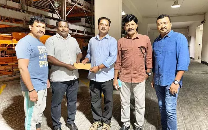 ലാല്‍ കെയേഴ്സ് ബഹ്റൈന്‍ പ്രതിമാസ സഹായം കൈമാറി