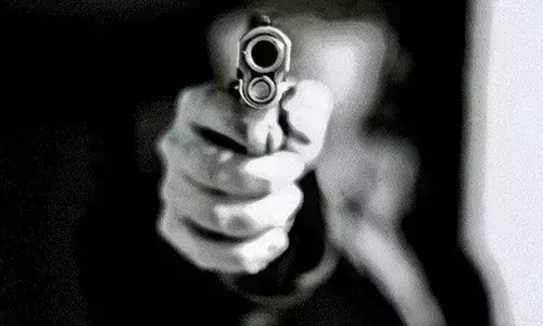 കൂറുമാറിയ കാമുകിയെ വെടിവെച്ചുെകാന്ന് യുവാവ് ജീവനൊടുക്കി കൂറുമാറിയ കാമുകിയെ വെടിവെച്ചുെകാന്ന് യുവാവ് ജീവനൊടുക്കി