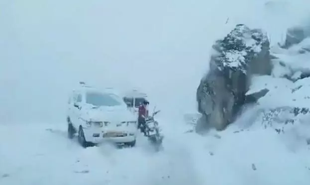 മഞ്ഞുവീഴ്ച: തുടർച്ചയായ മൂന്നാം ദിവസവും ജമ്മു-ശ്രീനഗർ ഹൈവേയിൽ ഗതാഗതം തടസപ്പെട്ടു