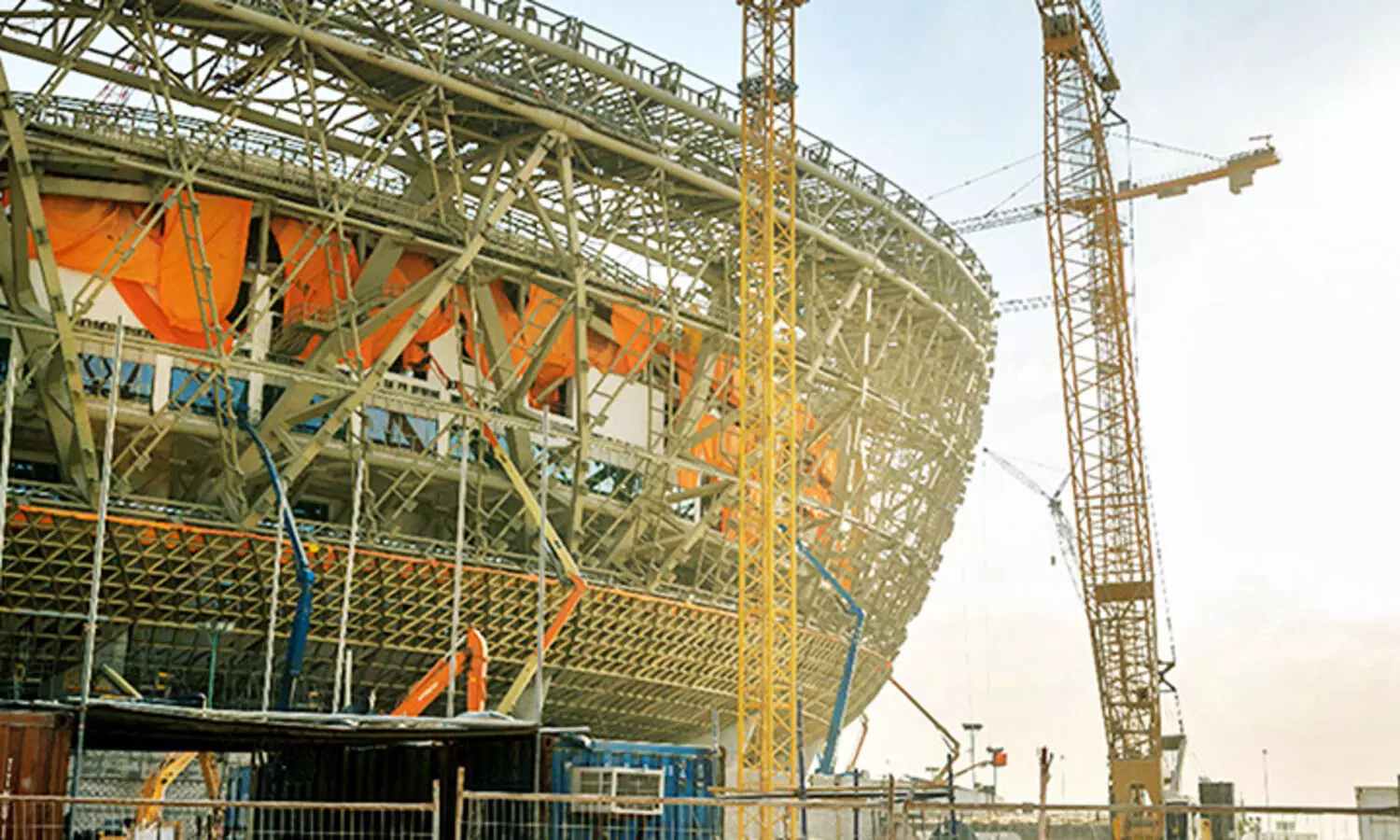 കോ​വി​ഡി​നി​ട​യി​ലും ലോ​ക​ക​പ്പ്​  സ്​​റ്റേ​ഡി​യം പ​ണി​ക​ൾ ത​കൃ​തി