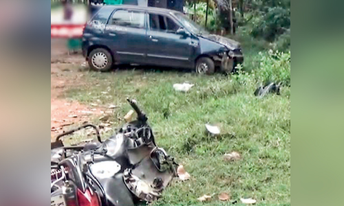 ട​യ​റു​ക​ൾ പൊ​ട്ടി​ നി​യ​ന്ത്ര​ണം​ വി​ട്ട കാ​ർ ബൈ​ക്കി​ലി​ടി​ച്ച് ര​ണ്ടു​പേ​ർ​ക്ക് പ​രി​ക്ക്