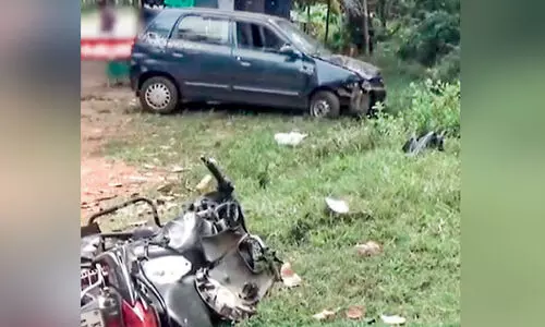 ട​യ​റു​ക​ൾ പൊ​ട്ടി​ നി​യ​ന്ത്ര​ണം​ വി​ട്ട കാ​ർ ബൈ​ക്കി​ലി​ടി​ച്ച് ര​ണ്ടു​പേ​ർ​ക്ക് പ​രി​ക്ക്