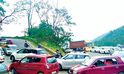വയനാട് ചുരം കുരുക്കിലാവുന്നു വയനാട് ചുരം കുരുക്കിലാവുന്നു