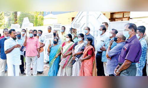 ഓപൺ യൂനിവേഴ്സിറ്റി ലോഗോയിൽ ഗുരുവി​െൻറ രൂപം ബോധപൂർവം ഒഴിവാക്കിയെന്ന്; ധർണ നടത്തി