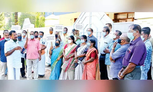 ഓപൺ യൂനിവേഴ്സിറ്റി ലോഗോയിൽ ഗുരുവി​െൻറ രൂപം ബോധപൂർവം ഒഴിവാക്കിയെന്ന്; ധർണ നടത്തി