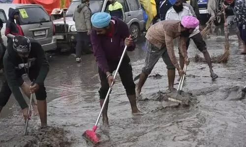 നിശ്ചയദാർഡ്യത്തിൽ ഉറച്ച്​ കർഷകർ; കൂടാരങ്ങൾ പൊളിച്ചുപണിതും പ്ലാസ്റ്റിക്​ ഷീറ്റ്​ വിരിച്ചും മഴയെ നേരിടും