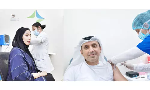 ഫൈ​സ​ർ വാ​ക്സി​ൻ കാ​മ്പ​യി​ൻ മോ​ന അ​ൽ മ​ർ​റി​യും മേ​ജ​ർ ജ​ന​റ​ൽ ത​ലാ​ൽ ഹ​മി​ദും വാ​ക്സി​ൻ സ്വീ​ക​രി​ച്ചു