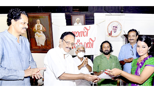 വെണ്ണിക്കുളം ഗോപാലക്കുറുപ്പ് സ്മാരക കവിത പുരസ്​കാരം സമ്മാനിച്ചു