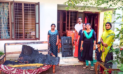 മിന്നലും മഴയും: ഷോർട്ട് സർക്യൂട്ട്, വീടിന് തീപിടിച്ചു