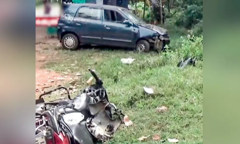 ടയറുകൾ പൊട്ടി നിയന്ത്രണം വിട്ട കാർ ബൈക്കിലിടിച്ച് രണ്ടുപേർക്ക് പരിക്ക് ടയറുകൾ പൊട്ടി നിയന്ത്രണം വിട്ട കാർ ബൈക്കിലിടിച്ച് രണ്ടുപേർക്ക് പരിക്ക്