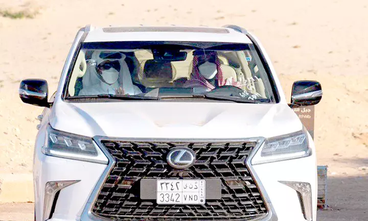 ച​രി​ത്രം കു​റി​ച്ച്​ ഖ​ത്ത​ർ അ​മീ​ർ സൗ​ദി മ​ണ്ണി​ൽ