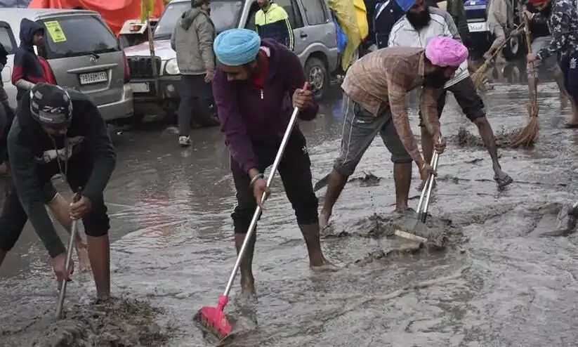 നിശ്ചയദാർഡ്യത്തിൽ ഉറച്ച് കർഷകർ; കൂടാരങ്ങൾ പൊളിച്ചുപണിതും പ്ലാസ്റ്റിക് ഷീറ്റ് വിരിച്ചും മഴയെ നേരിടും നിശ്ചയദാർഡ്യത്തിൽ ഉറച്ച് കർഷകർ; കൂടാരങ്ങൾ പൊളിച്ചുപണിതും പ്ലാസ്റ്റിക് ഷീറ്റ് വിരിച്ചും മഴയെ നേരിടും