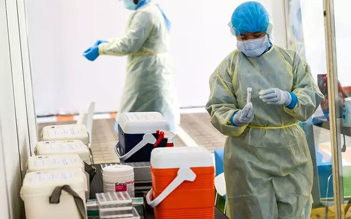 രാജ്യത്തെ സർക്കാർ ജീവനക്കാർ രണ്ടാഴ്ച കൂടുമ്പോൾ കോവിഡ് പരിശോധന നടത്തണം രാജ്യത്തെ സർക്കാർ ജീവനക്കാർ രണ്ടാഴ്ച കൂടുമ്പോൾ കോവിഡ് പരിശോധന നടത്തണം