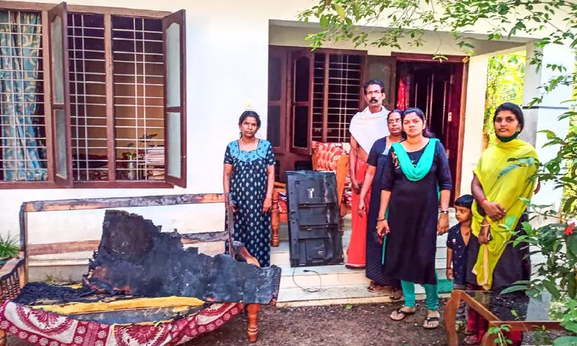 മിന്നലും മഴയും: ഷോർട്ട് സർക്യൂട്ട്, വീടിന് തീപിടിച്ചു മിന്നലും മഴയും: ഷോർട്ട് സർക്യൂട്ട്, വീടിന് തീപിടിച്ചു