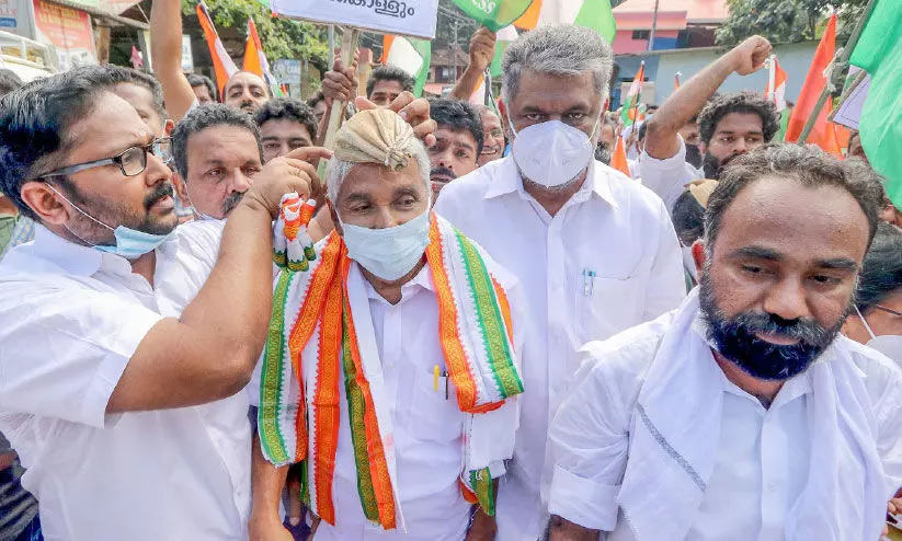 ഉമ്മൻ ചാണ്ടി വീണ്ടും കളത്തിൽ