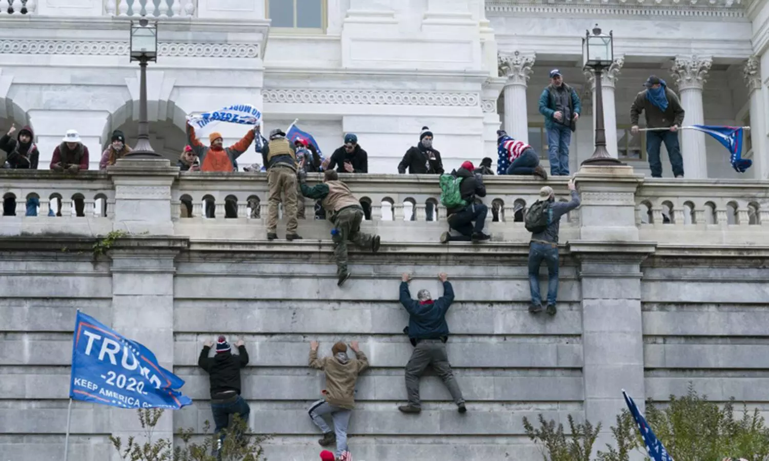 വലിഞ്ഞുകയറിയും ബാരിക്കേഡുകൾ തകർത്തും ട്രംപ് അനുകൂലികൾ; മരണം നാലായി, ഞെട്ടിത്തരിച്ച് യു.എസ്
