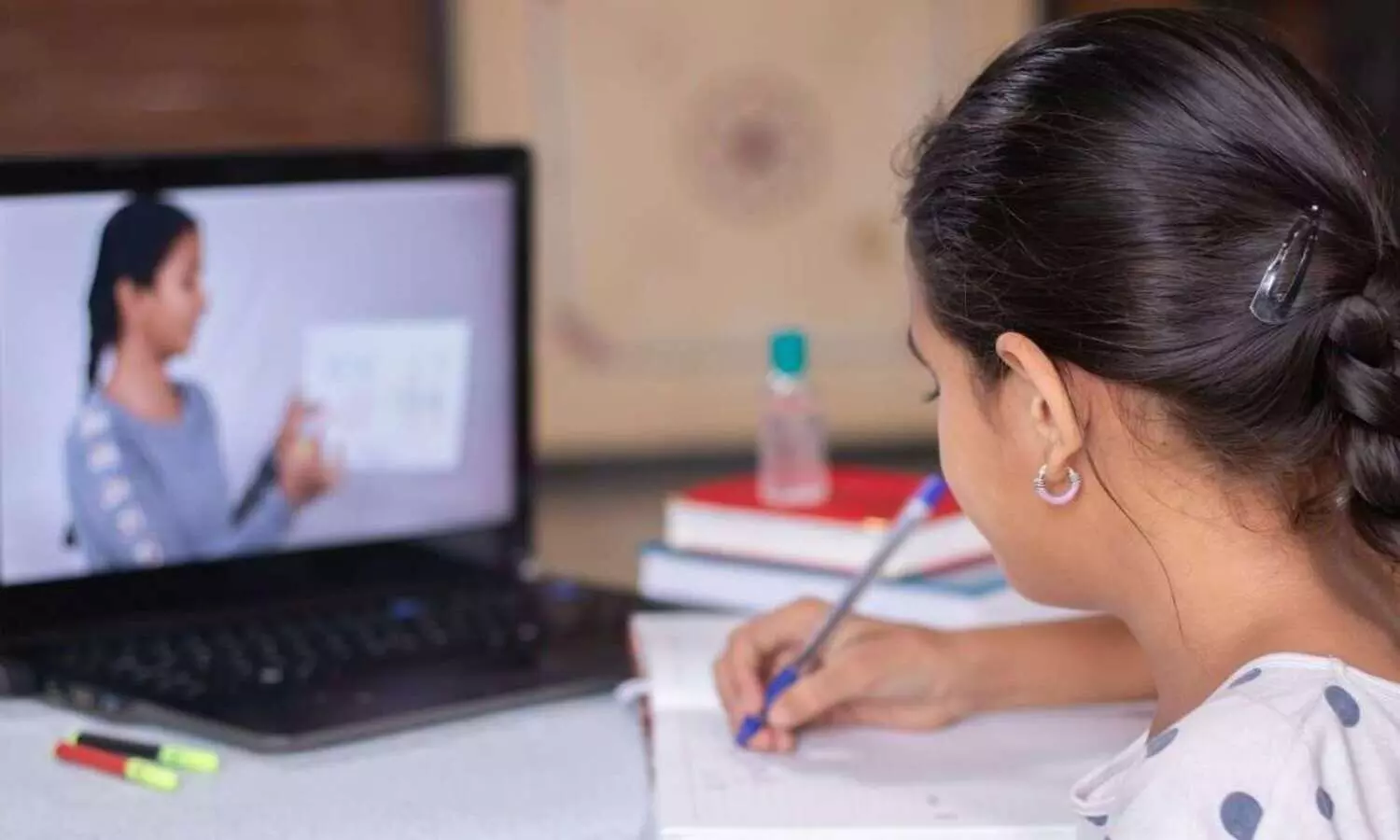 ഓ​ൺ​ലൈ​ൻ ക്ലാ​സു​ക​ളി​ൽ​നി​ന്ന്​ പു​റ​ത്താ​ക്കി; രക്ഷിതാക്കൾ പ്രിൻസിപ്പലിനെ ഉപരോധിച്ചു