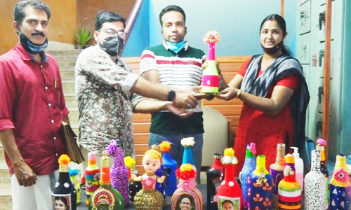 ബോട്ടിൽ ആർട്ടുകൾ താലൂക്ക്‌ ആശുപത്രിക്ക് നൽകി വീട്ടമ്മ