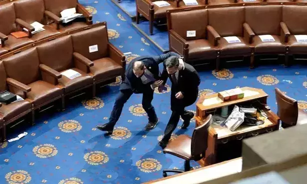 ആകാംക്ഷ, ആശങ്ക, ഒടുവിൽ ഭൂഗർഭ തുരങ്കത്തിലേക്ക്​; യു.എസ്​ കാപ്പിറ്റോൾ ബിൽഡിങ്ങിൽ നടന്നത്​