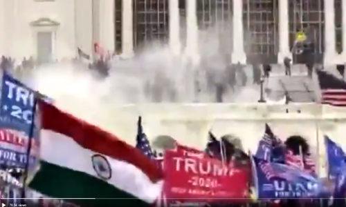 യു.എസിലെ ട്രംപ് അനുകൂലികളുടെ കൈയിൽ ഇന്ത്യൻ പതാകയും