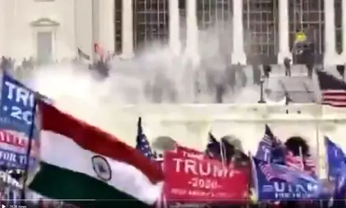 യു.എസിലെ ട്രംപ് അനുകൂലികളുടെ കൈയിൽ ഇന്ത്യൻ പതാകയും